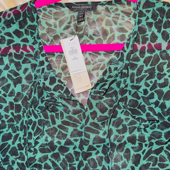Green animal print blouse. - Picture 3 of 4
